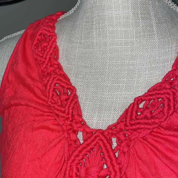 Coral color sleeveless top, size medium. Very pretty. - Picture 4 of 9